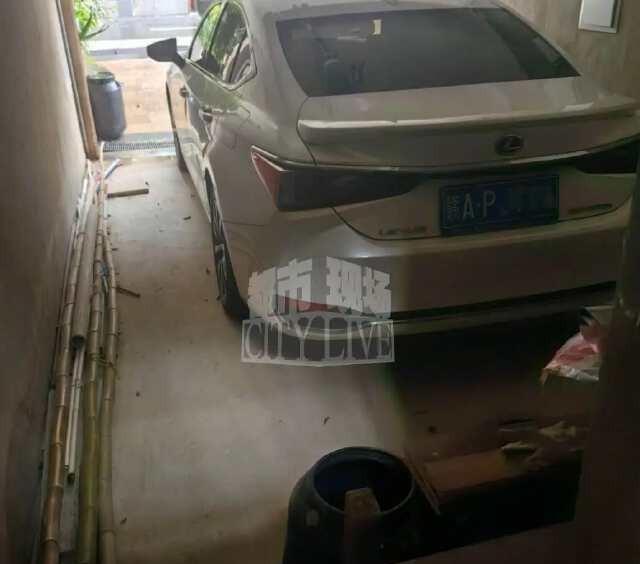 江西南昌，男子十多年没回家，结果回家后发现自家车库被占，院子被人种满了菜，每年八