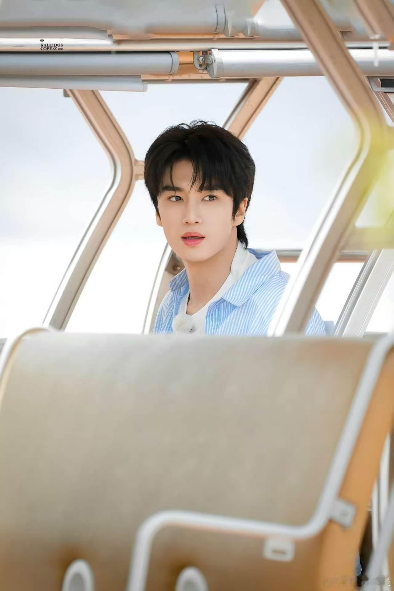 张康乐奔跑吧上班路透张康乐奔跑吧清爽男大奔跑吧清爽的穿搭加上可爱的玩偶挂件，张