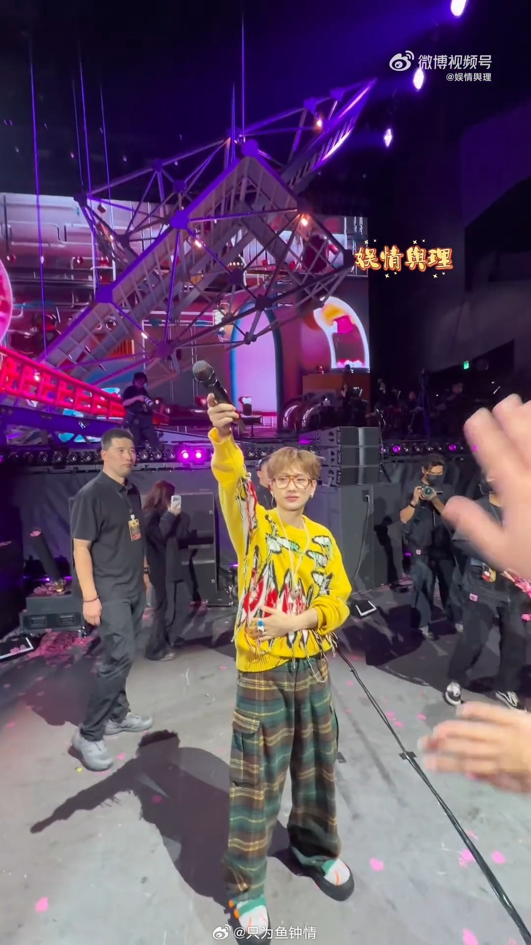 汪苏泷在演唱会上抱了妈妈上一秒：汪苏泷抱人这一幕我不看，看了会酸！下一秒：偷偷