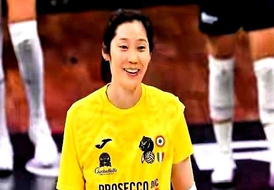 朱婷这行程，真是铁打的！19号刚在国内打完排位赛，转头就飞回河南老家看爸