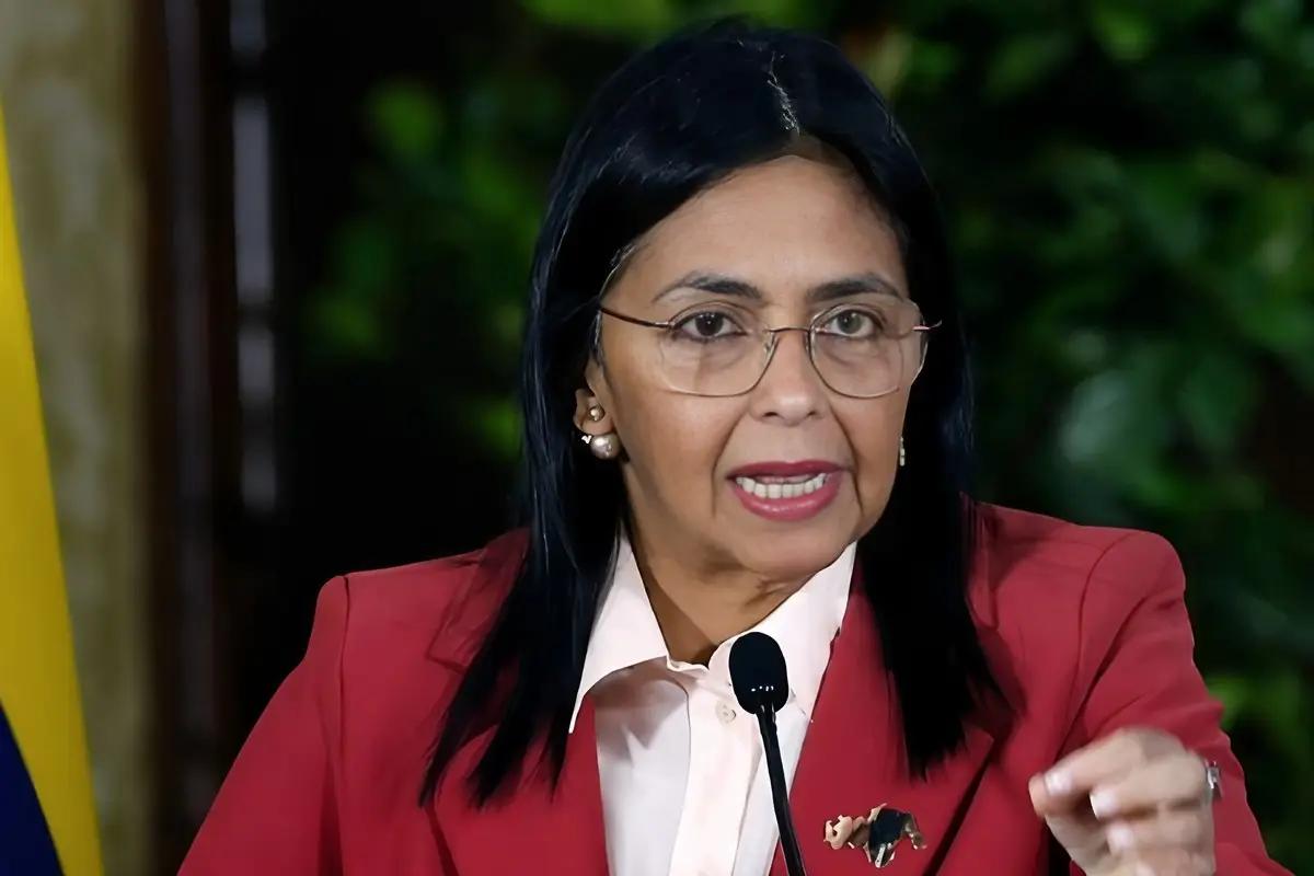 太魔幻！委内瑞拉彻底被逼疯了！谁能想到，曾被骂“美国傀儡”的代总统，竟亲自带队