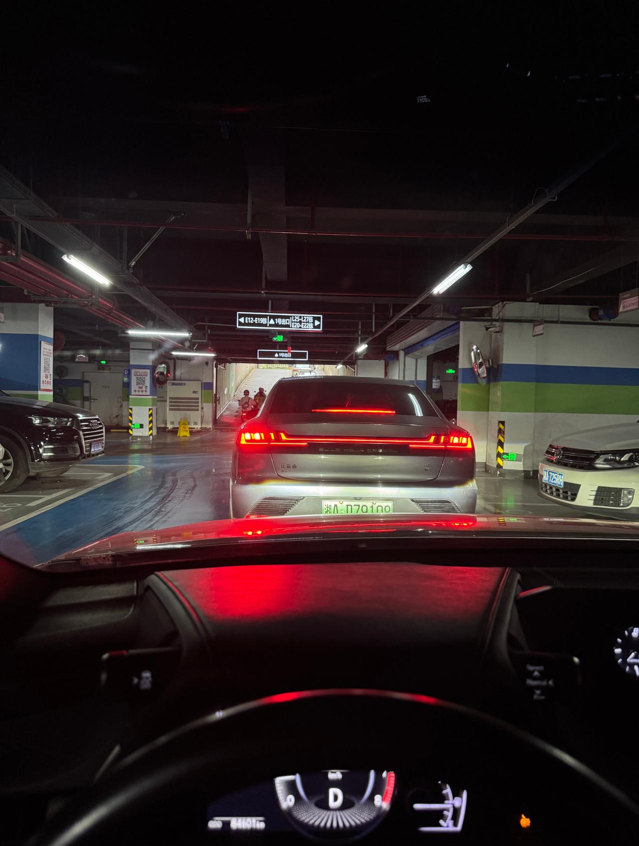 周一早～我一直不太理解停车场到处都贴满了提前缴费的二维码柱子墙上电梯