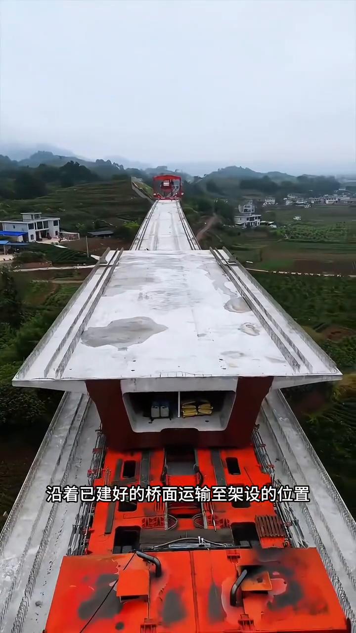 你知道这些大梁是怎样被安装到几十甚至上百米高的高架桥上面吗？现在看到的这个庞大的