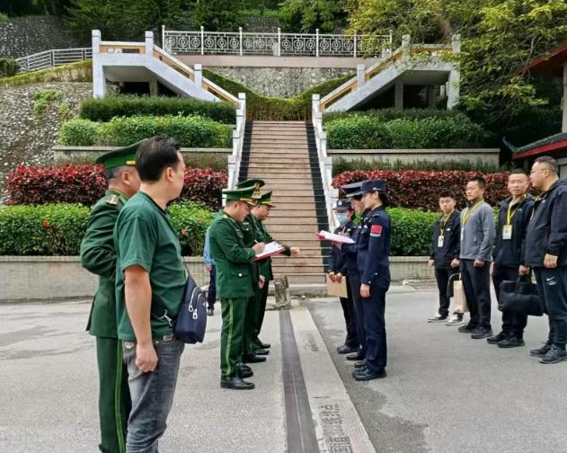 抓住中国逃犯越南警察立功，一名中国籍通缉犯潜逃越南后，出越南时居然去出境大厅办手