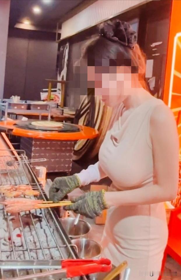 内蒙古，男子去吃烧烤时，发现女老板年轻漂亮，身材火辣，且独自一人看店，忍不住就扑