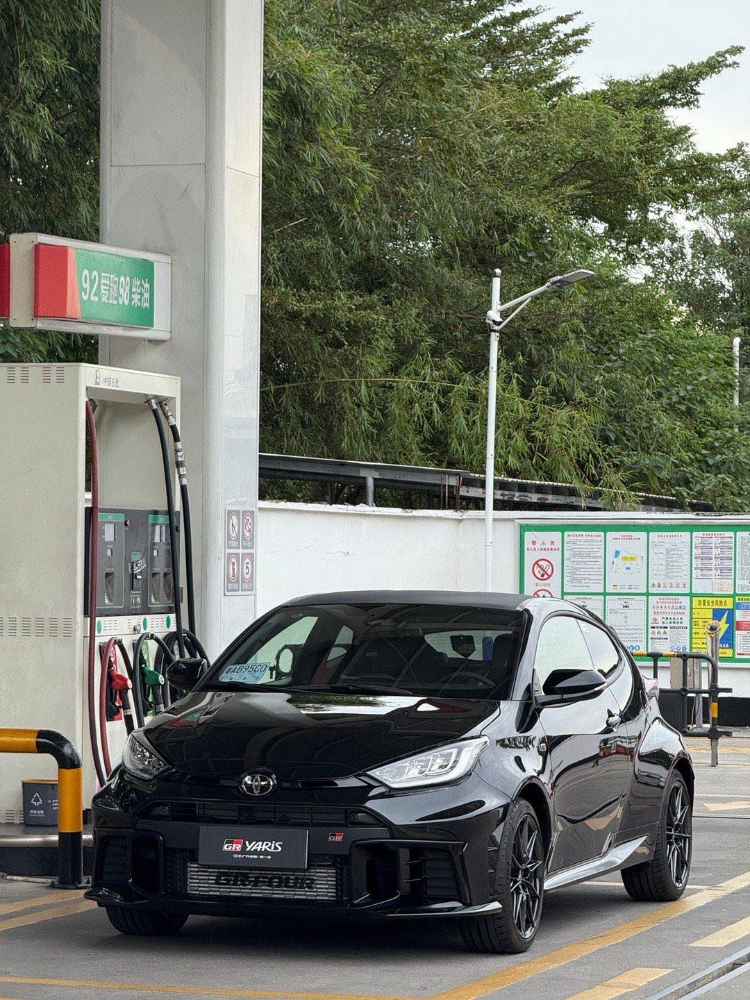 已经忘记多久没在国内帮衬加油站了，上一次还是在德国开GRYaris，以至于下车