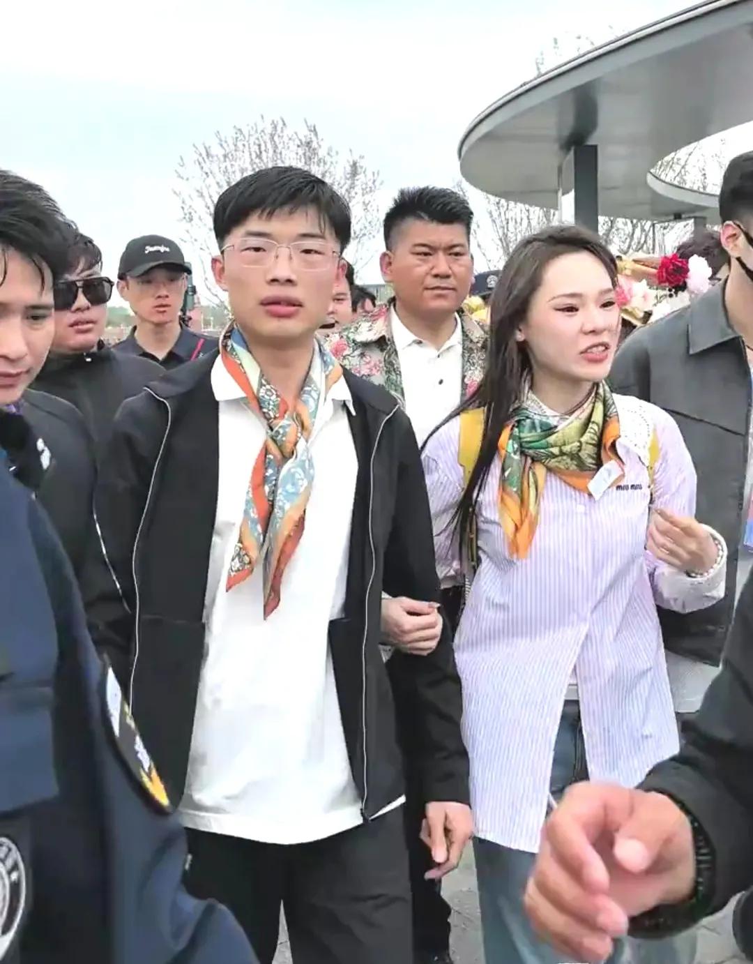 都不工作吗？郭有才所到之处必是里三层外三层，水泄不通。同别的网红不一样，他们