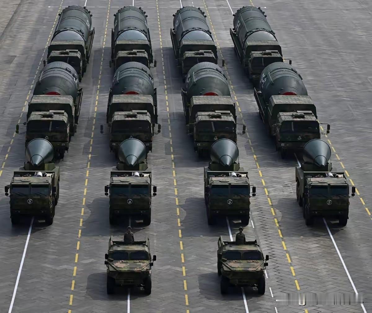 美国左右为难，面对中国武器的发展是跟还是不跟。如果跟，就要投入大量的军费，看看