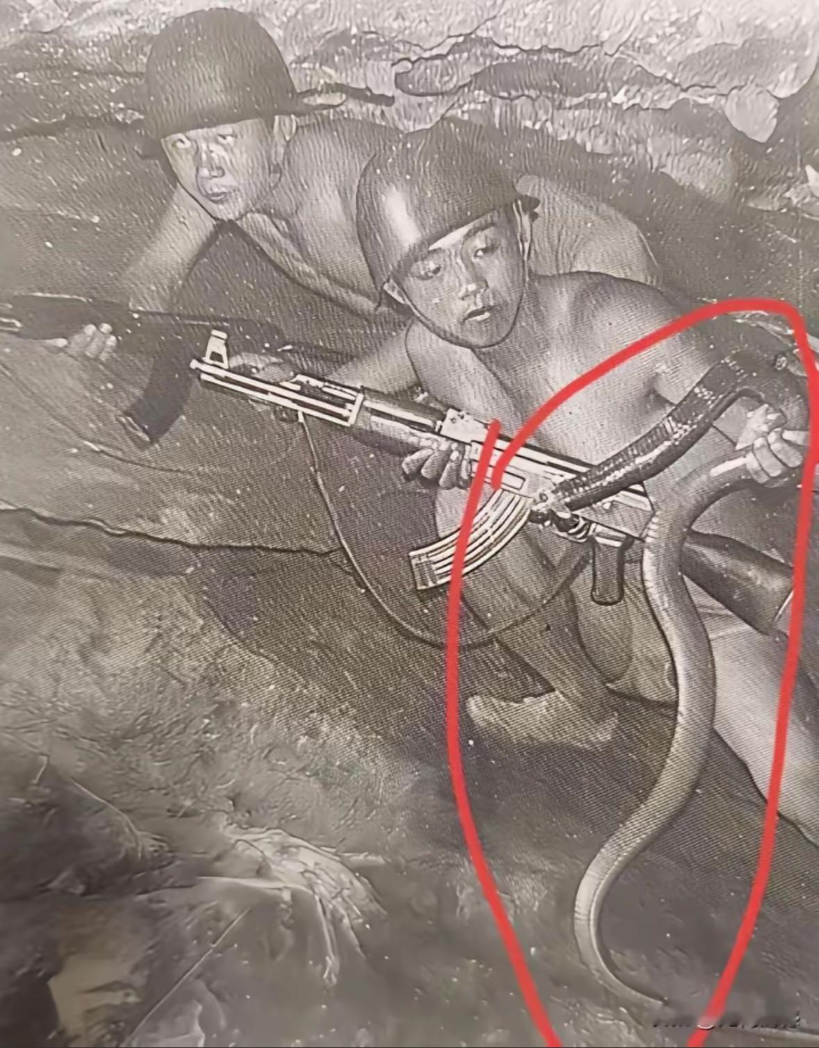 在老山前线我们的战士们身处狭窄、昏暗、潮湿的猫耳朵洞中。生活条件是相当艰苦的，里