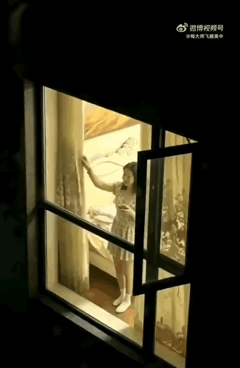 无意中看见对面楼美女邻居拉窗帘准备休息就对着招了招手，谁知美女邻居嫣然一笑后转身