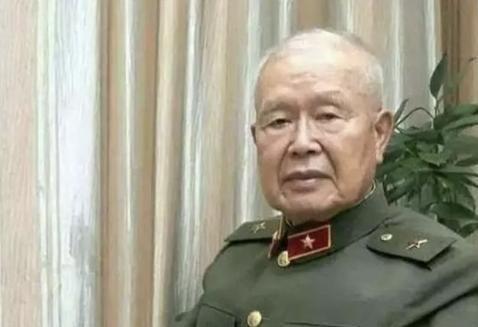 1951年，美军俘虏了一个17岁的志愿军战士，美军用电话线把他捆住，连夜拉去领赏