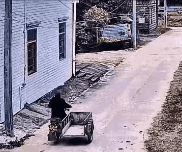 外国人真奇葩，三轮车感觉明显就是故意的，幸亏骑摩托车的灵活才躲过一劫。