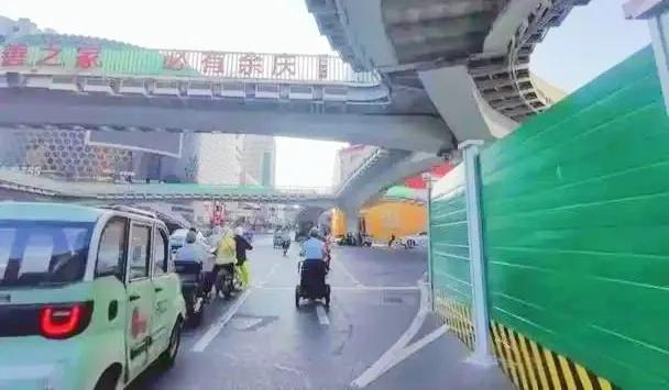 昨天路过南阳新华路口天桥，发现这一段正在封闭施工。半个月前还听有网友说这环形天桥
