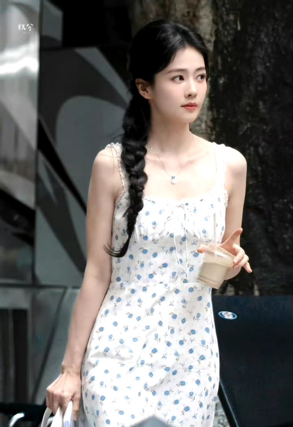 白鹿侧麻花辫吊带碎花裙嗯，是甜美的白梦妍。白鹿