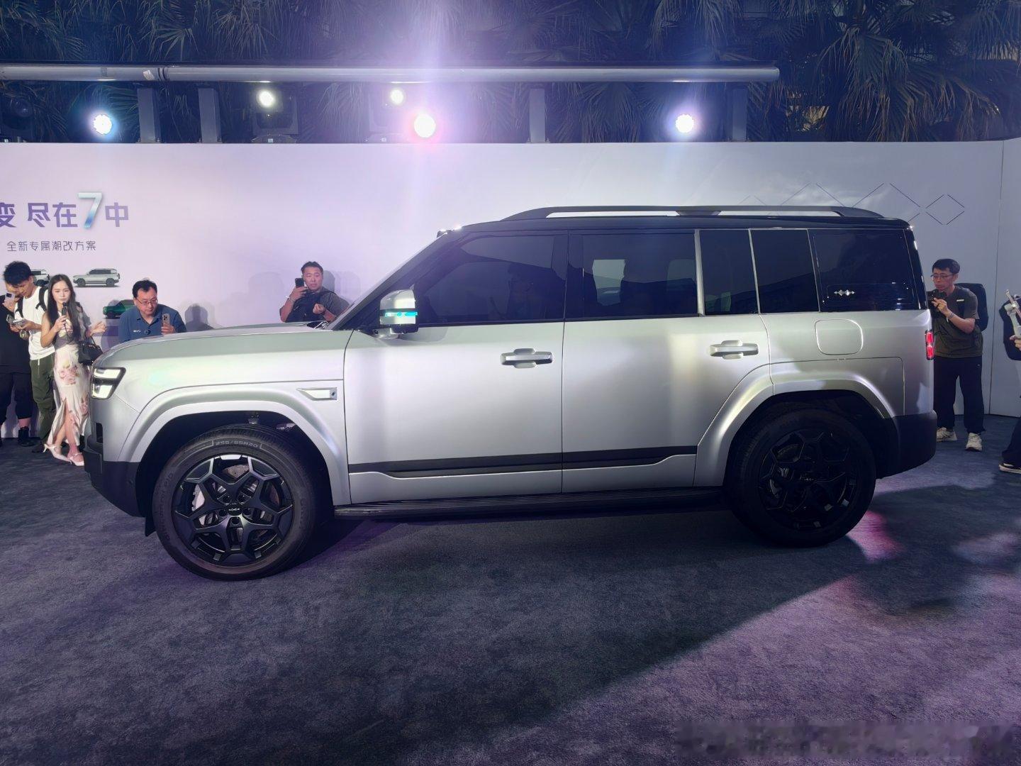 方程豹钛7闪充版发布会现场正在前备箱养鱼为了防止鱼儿缺氧还有氧气泵伺候人气最高的