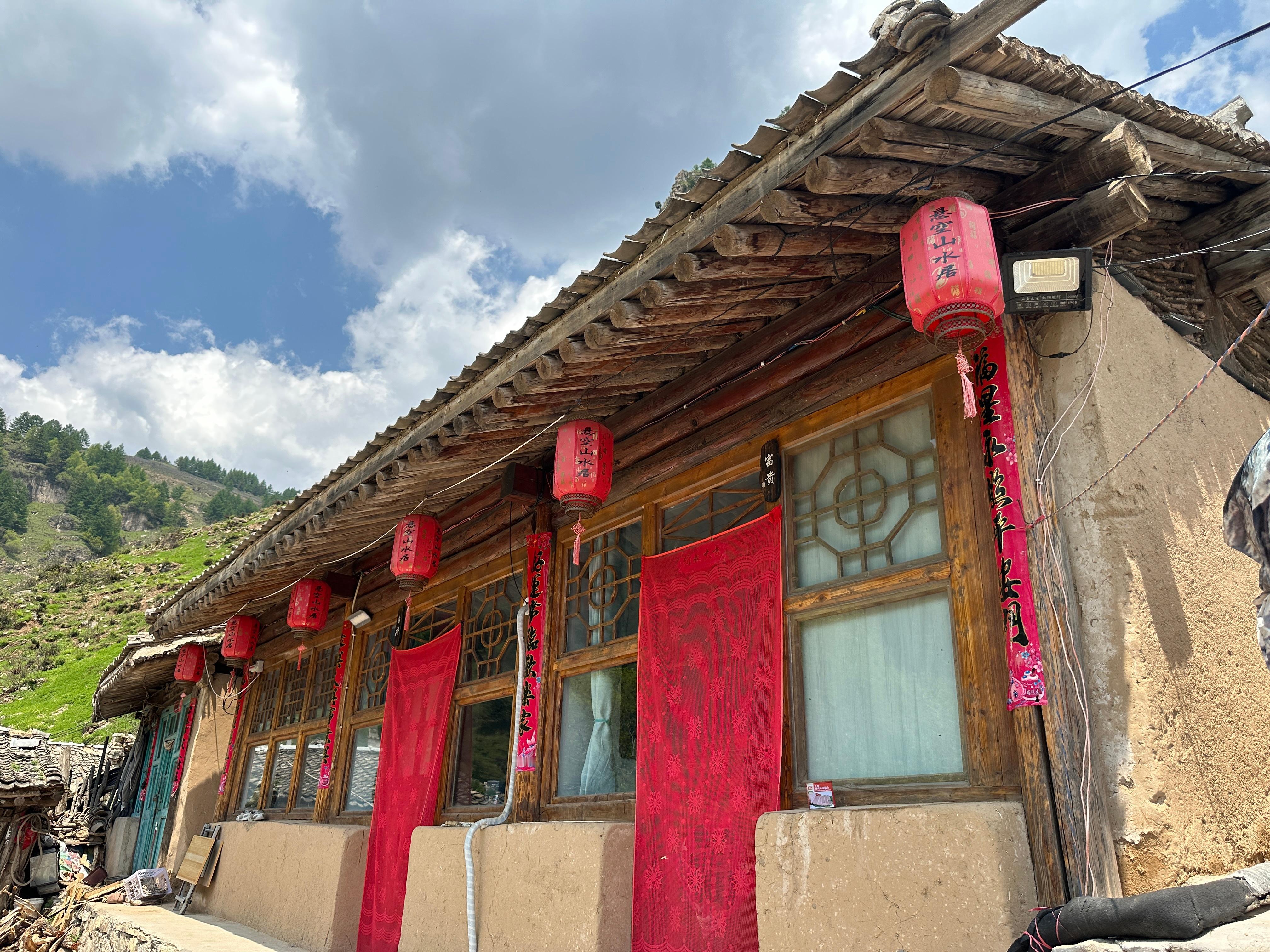 万里山河路【悬崖上的活态古村！300年悬空村藏空中奇迹】海拔2300米的绝壁间