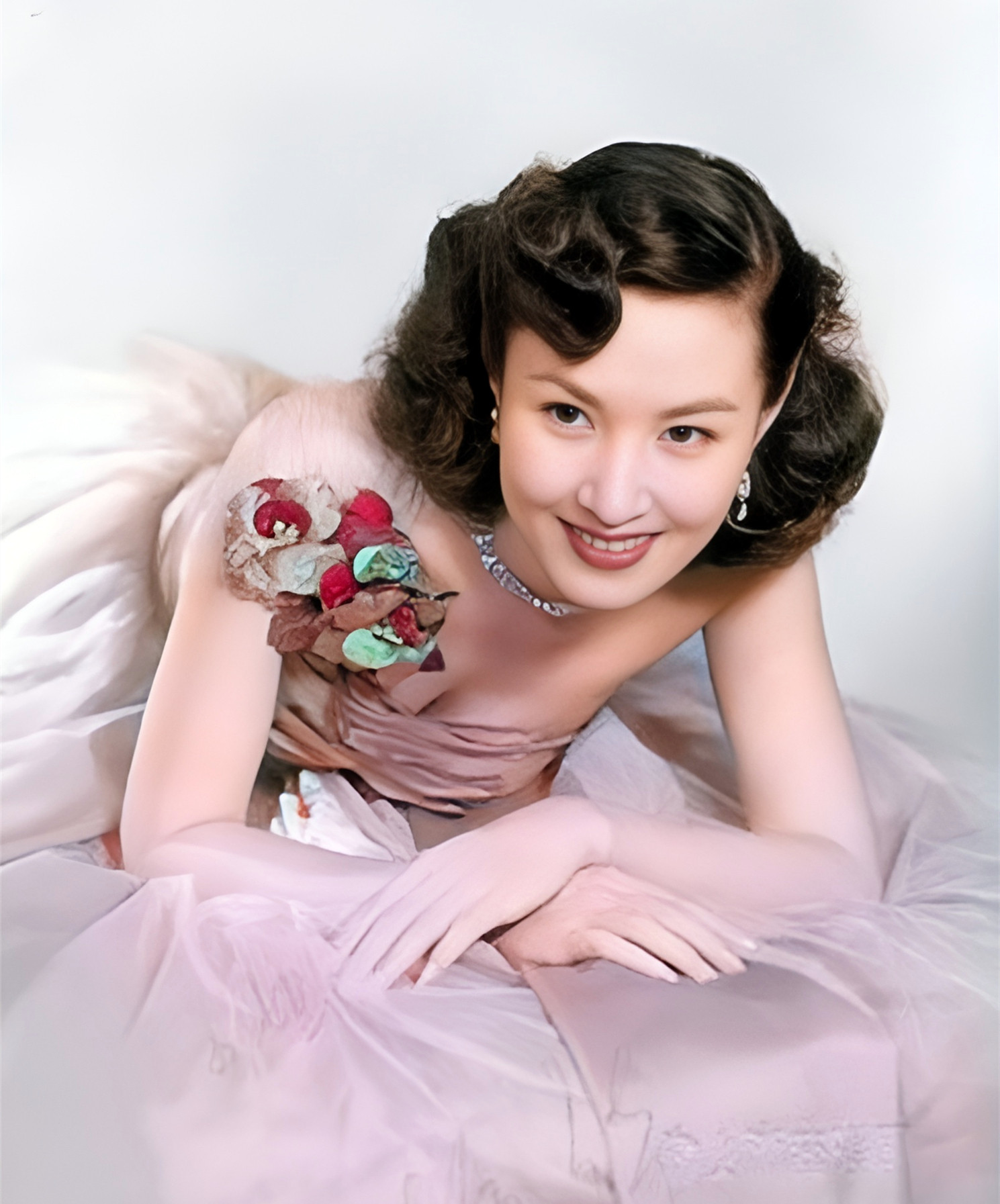 1941年圣诞节，香港沦陷那天，新婚女星梅绮在婚礼现场遭到日军士兵轮奸，宾客噤声