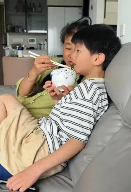 有人说这奶奶扎小辫，观念旧，活该养出个张嘴等喂的三年级孙砸，我倒是觉得骂偏了。