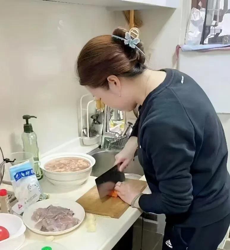 《我那可怜的妈妈》妈妈64岁属牛的，妈妈的前半生就像一头埋头苦干的牛。妈妈