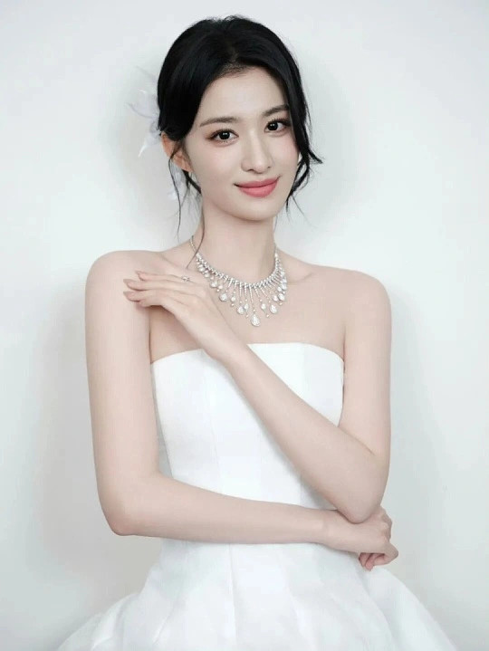 王楚然困到随地大小睡王楚然真的是自带反差萌的小可爱！明明长着一张明艳大气的美人脸