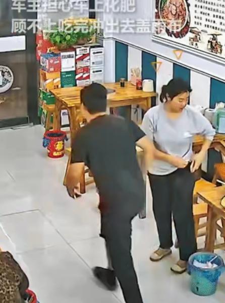 河南周口一家牛肉面馆，大车运输夫妻俩吃完两碗面，见要变天，急急赶路，支付27元饭