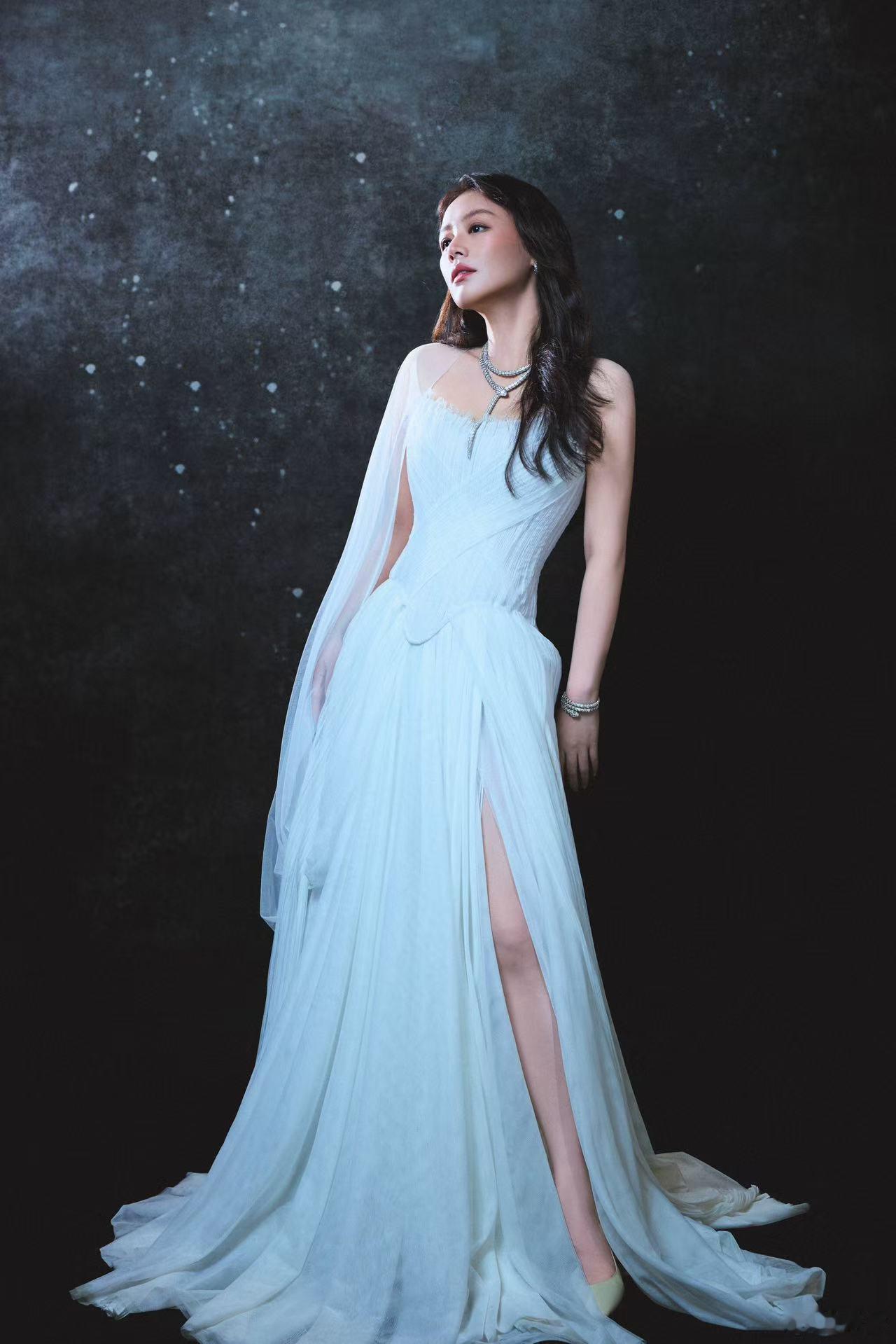 马思纯白色纱裙马思纯的笑容太有魔力了💫搭配白色纱裙，整个人灵动又治愈，充满阳