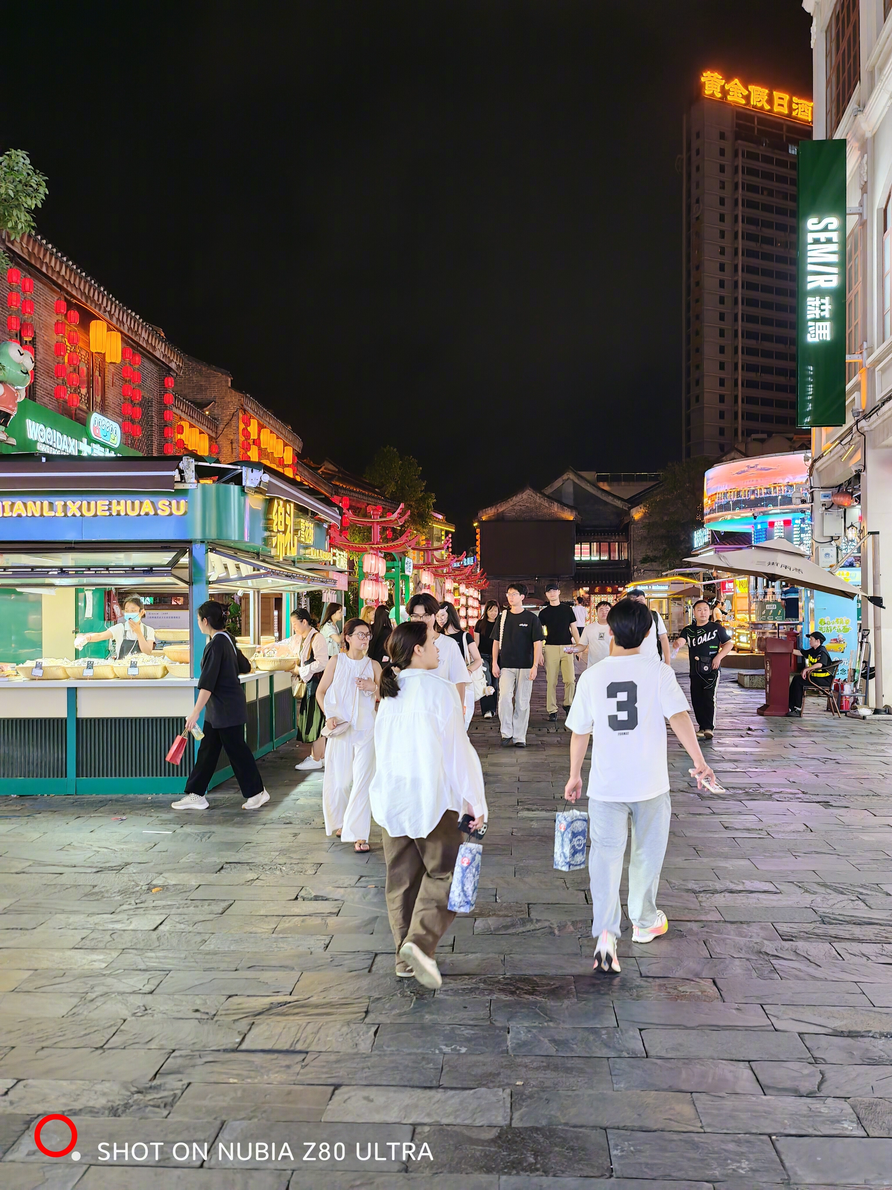老胡来南宁开会，今晚才到，明天从会场直接就回北京了。还没忙完稿子，但总不能连南宁