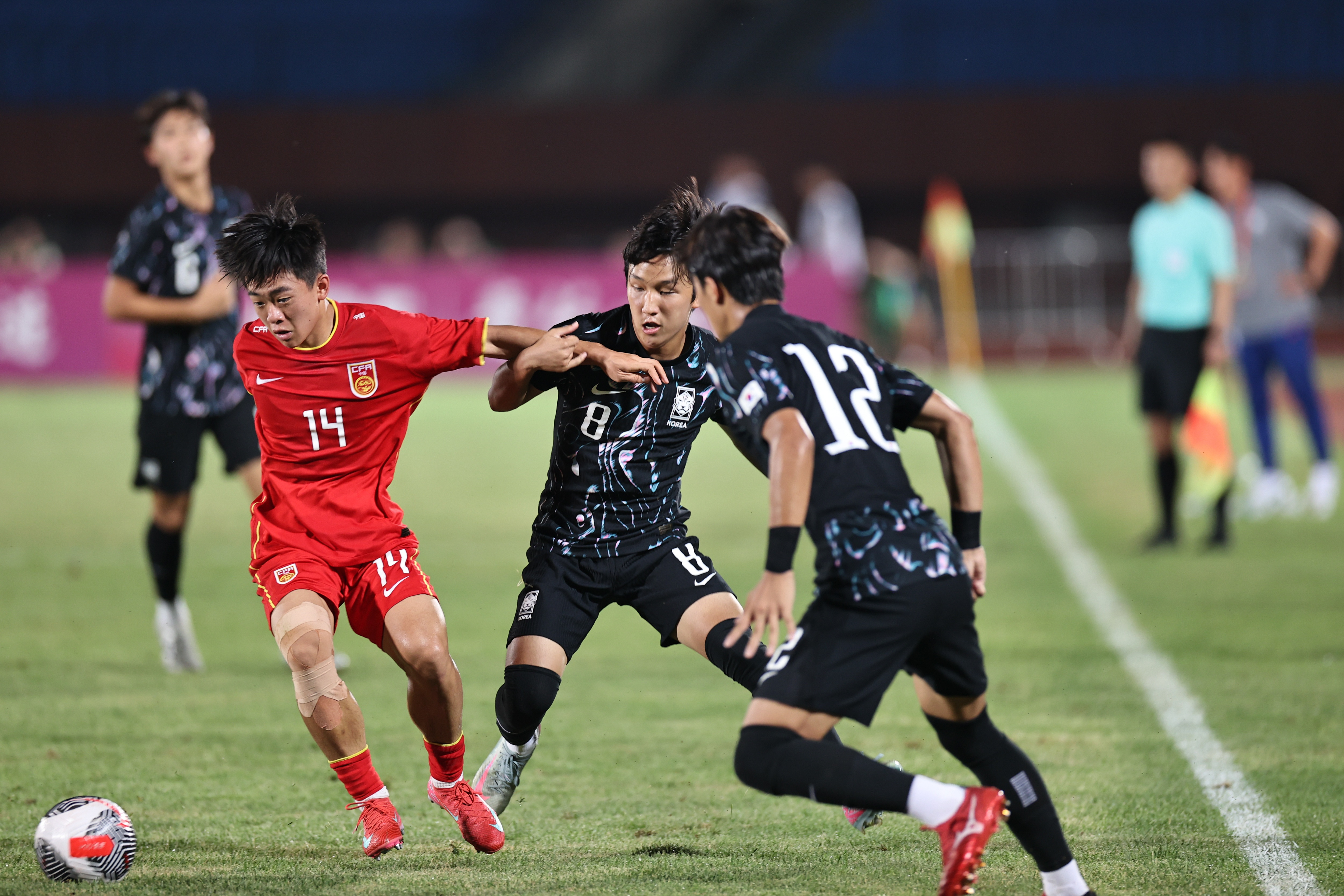 新鹏城? 董路: 邝兆镭在西班牙拿不到参赛证, 将加盟中超球队一年