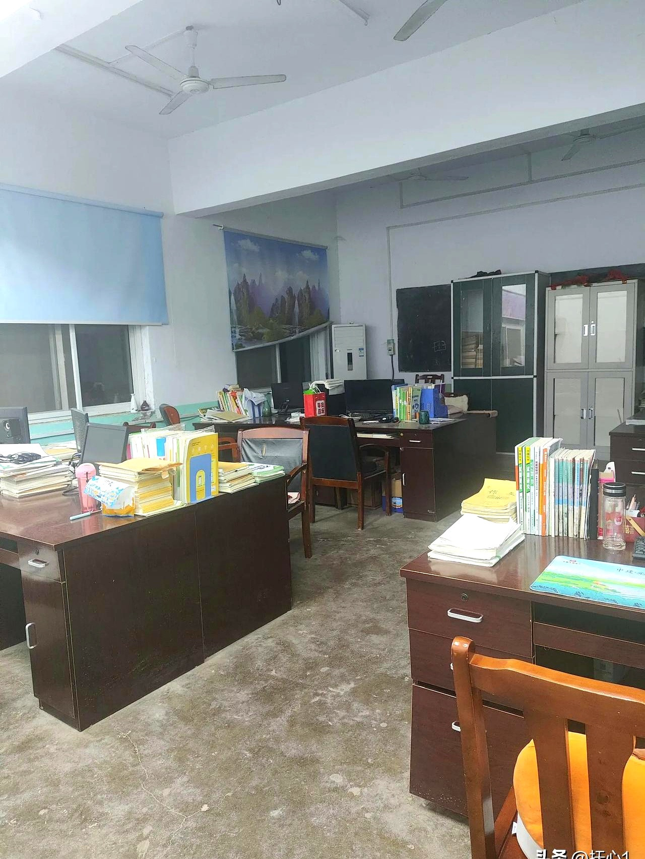 一位即将退休的女教师，在办公室偷偷抹眼泪。原因是，她想提前退休照顾八十多岁的老母
