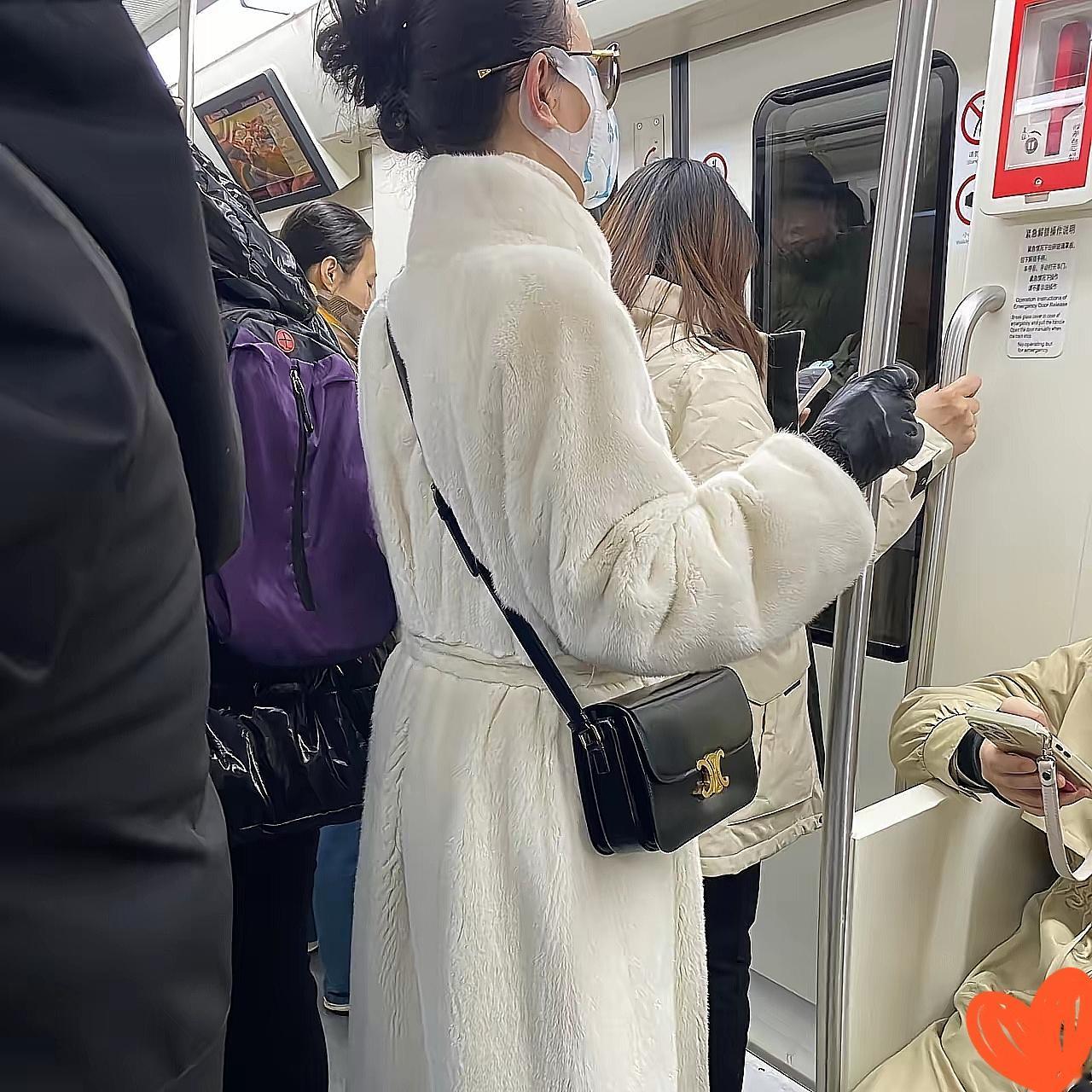 这是皮草吧，第一次见有人把长款的穿得这么绝，气场直接焊在身上，真的越看越惊艳！