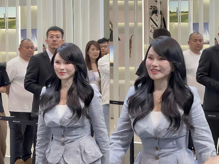伊能静这脸咋越保养越僵？一年烧几百万，姐弟恋的代价这么大吗？说实话，伊能静快六