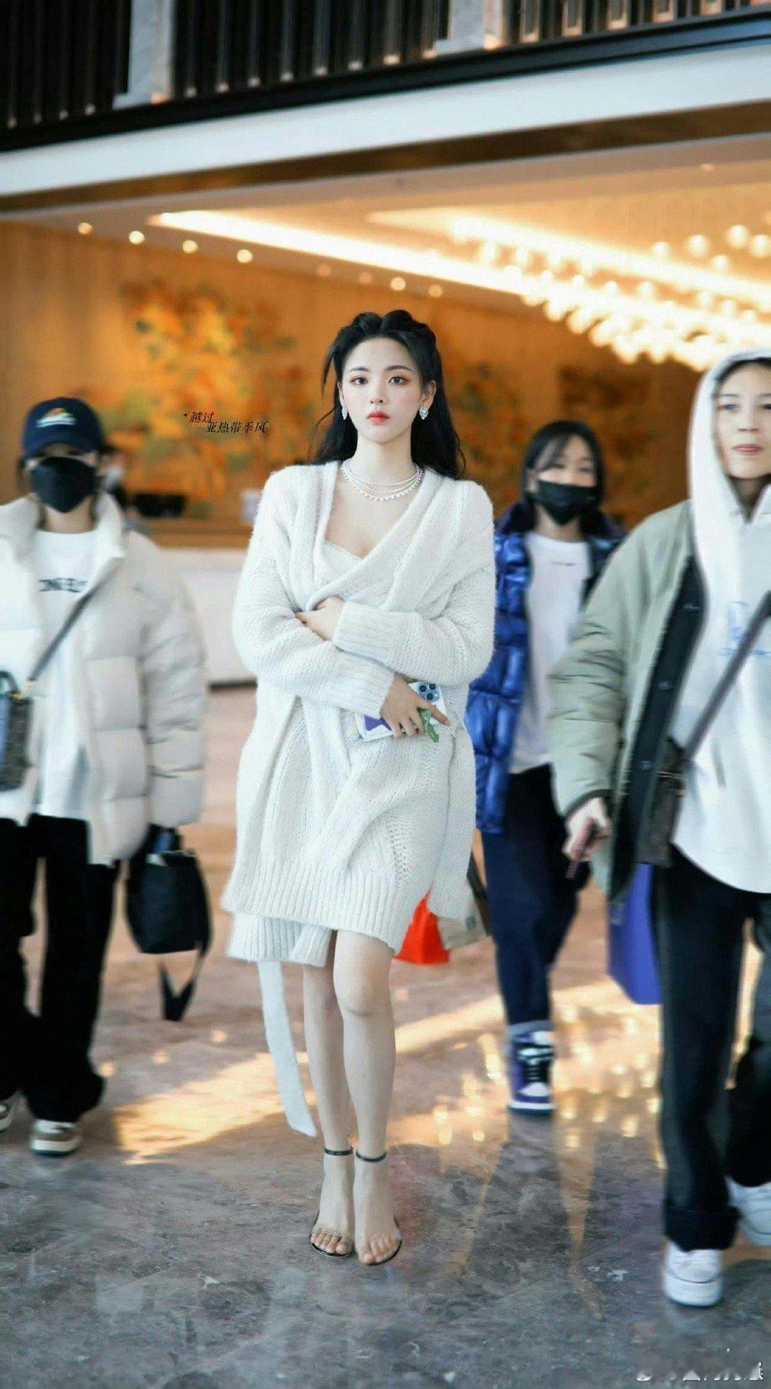 杨超越这双鞋也太隐形了！穿上跟没穿一样，全场存在感最高的只有她的颜值～