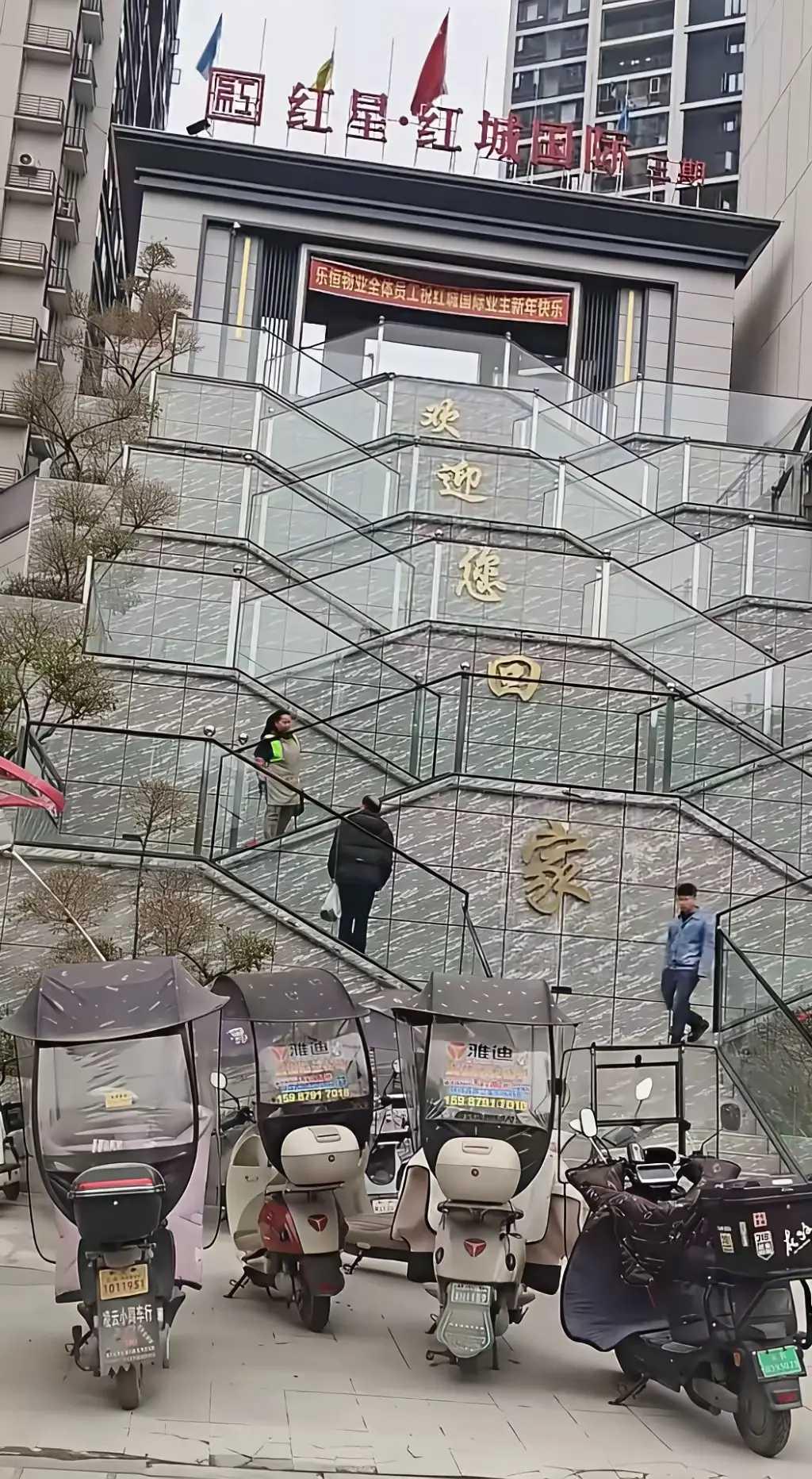 这小区谁爱住谁住，回个家和登天一样。