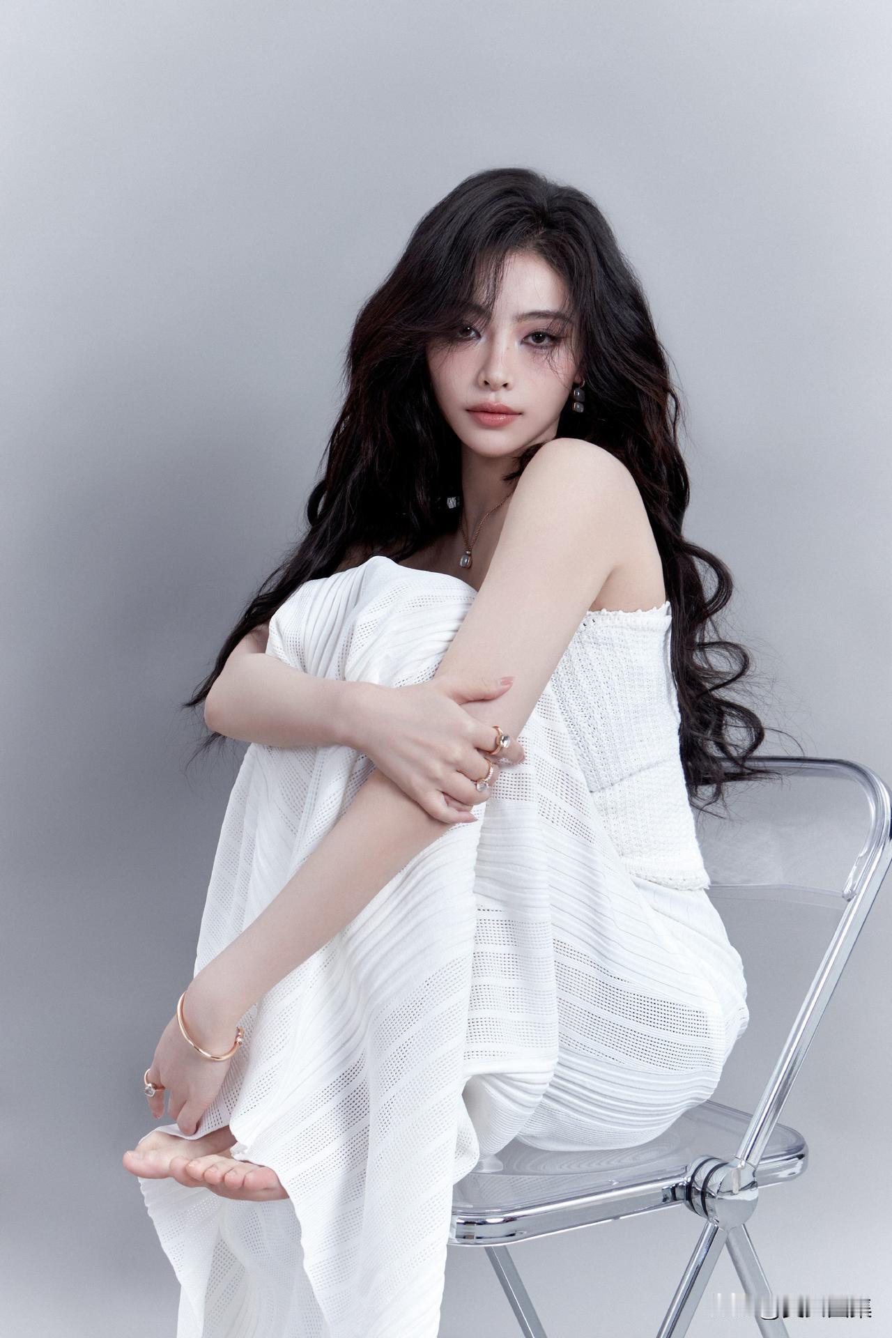 许佳琪白裙写真，清冷氛围感拉满谁能被许佳琪这组纯白写真美到失语！黑长卷发搭配一袭