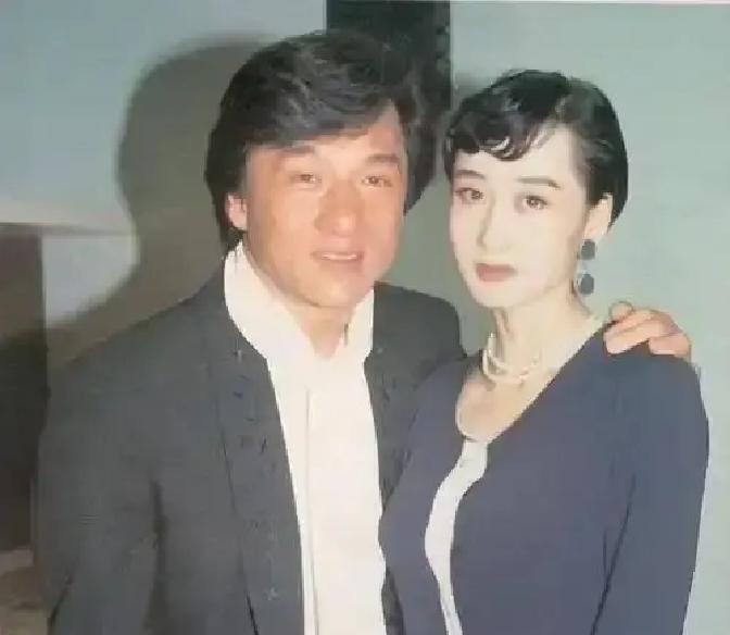 利智选李连杰，成龙输在哪？十年赌约。1989年片场，李连杰一句“给我十年，