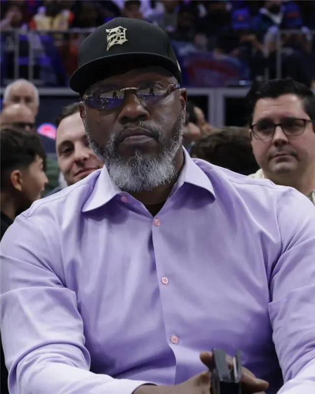 该死的压迫感！本-华莱士现场观战活塞