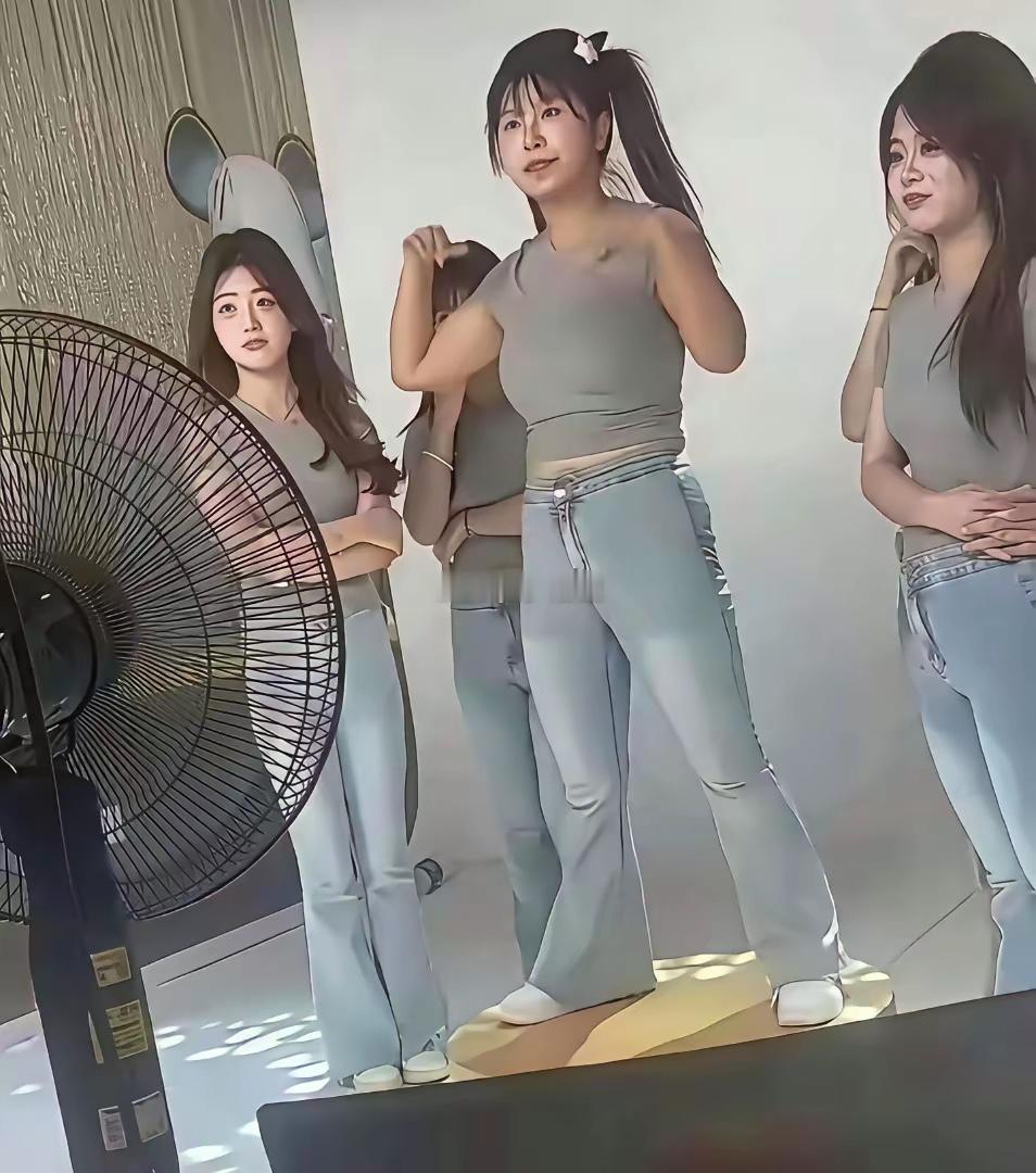 少给团播刷点礼物吧，看看这些美女真实的样子，有没有觉得自己的钱花的冤枉