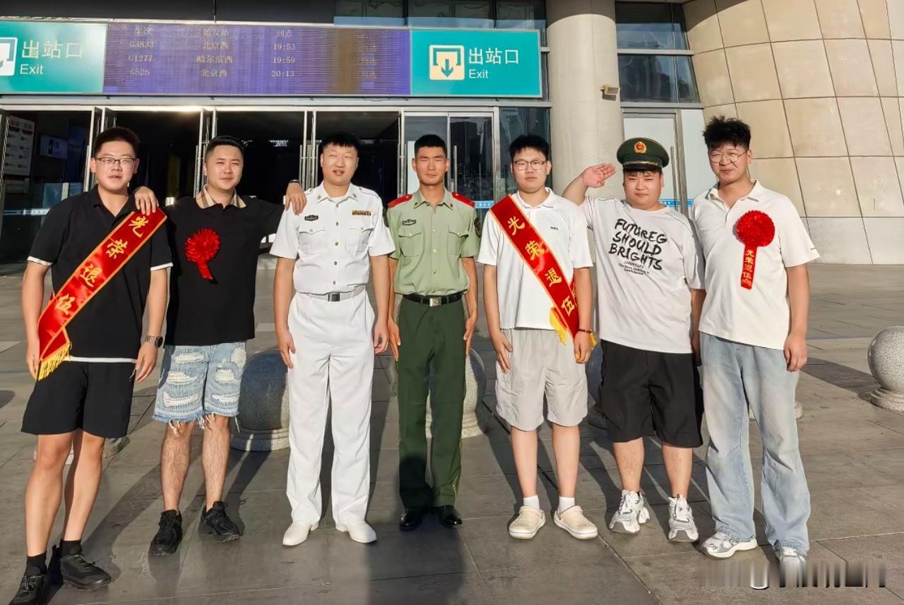 我的两个好兄弟今日光荣退伍，已经返回家乡，荣归故里！