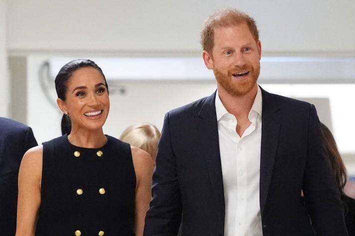 近日，44岁的苏塞克斯伯爵夫人梅根在澳洲的动静可不小，一会商业大会演讲，一会亲民