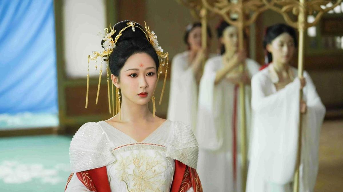 《香蜜沉沉烬如霜》重播登顶，杨紫却不再演仙侠了？八年过去，这部剧还火得不行。