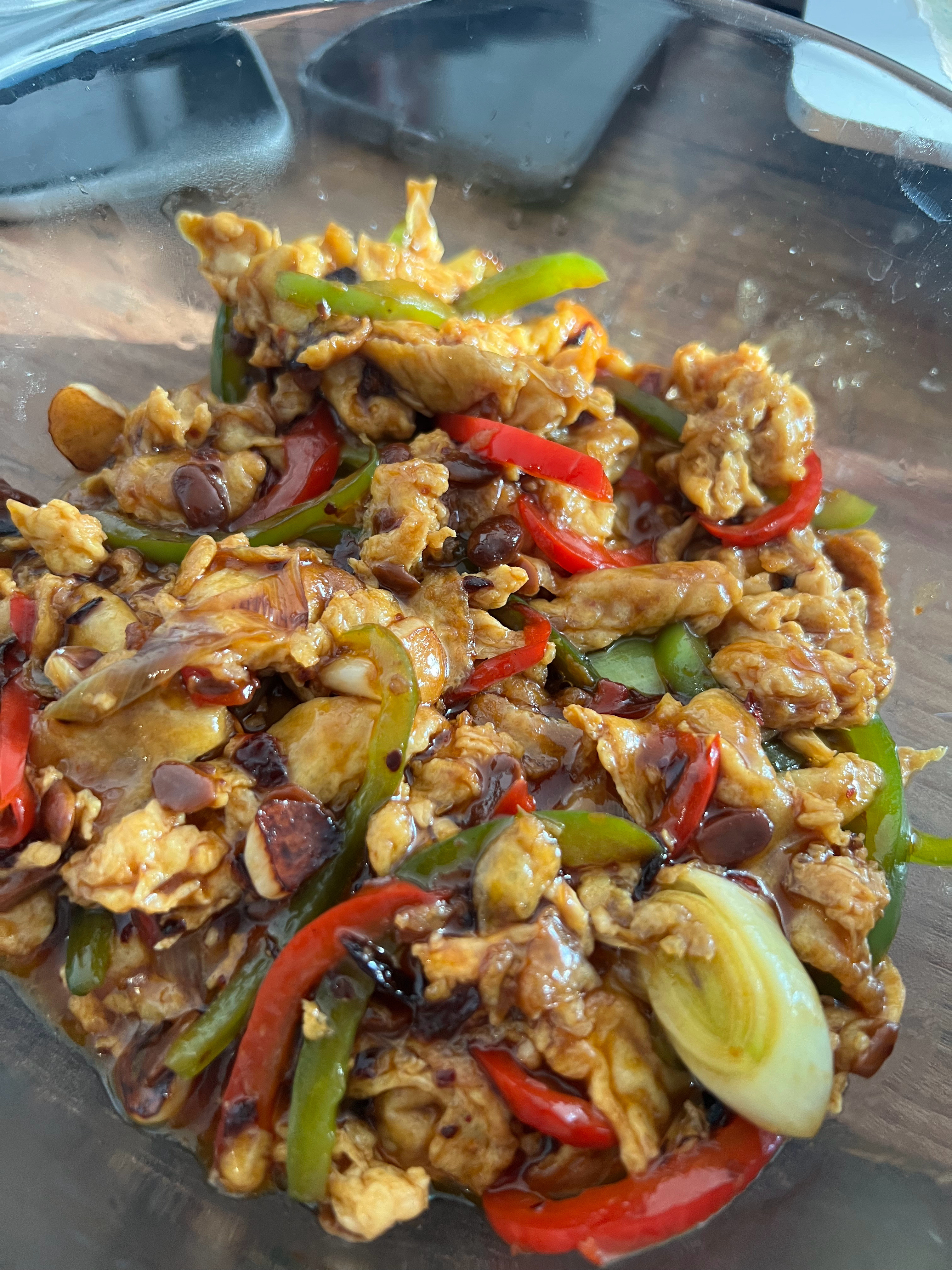 最近毫无征兆地开始自己做饭，而且喜欢做饭，发现自己做的比外卖好吃时甚至会笑出声来