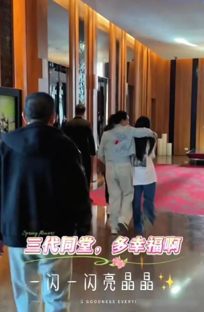 11岁的小玥儿，奶奶最疼爱​湾湾餐厅门口，兰姐快速小跑几步，一把将孙女搂进怀里