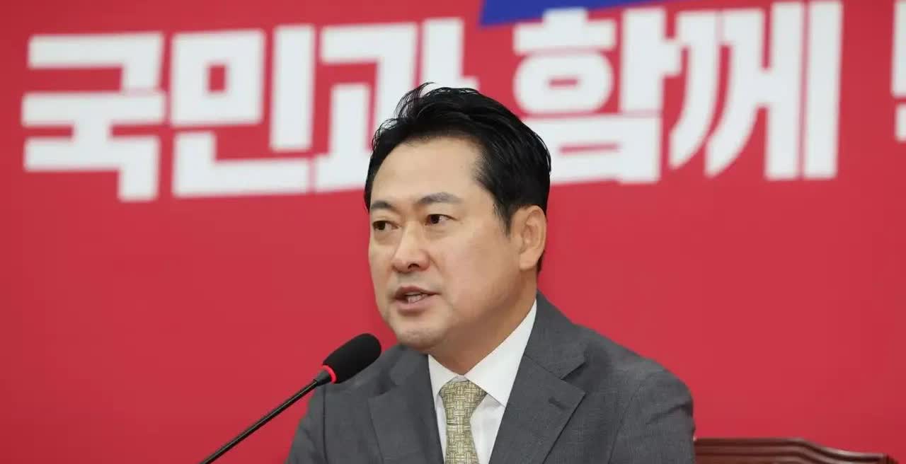 张东赫当选为国民力量党新任党首，呼声较高的金文洙惜败。张东赫原属于亲韩东勋派