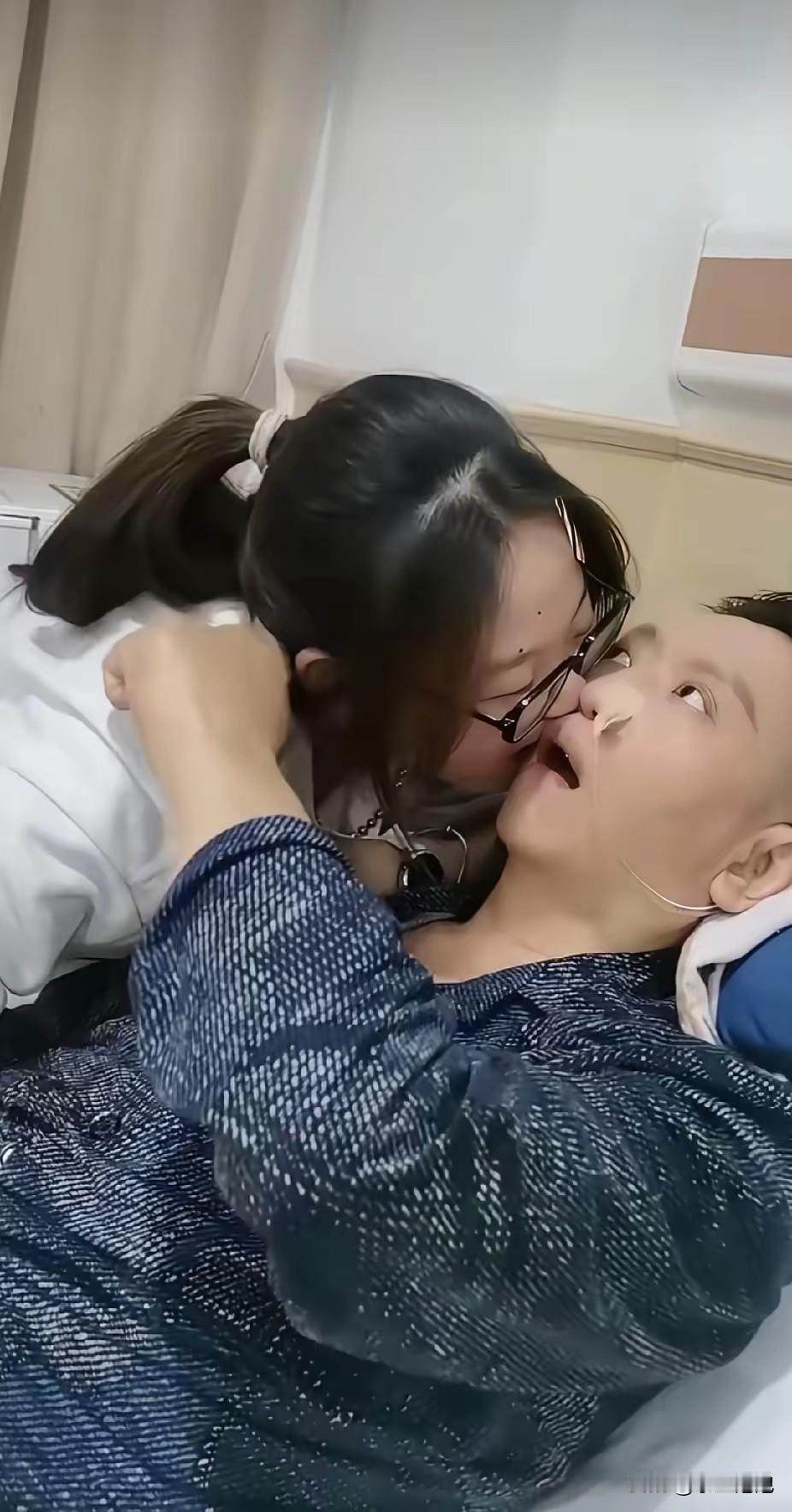 女孩走到病床前，就在躺在病床上的男子脸上，手上，不停地用嘴咬着，让人看着就瞬间泪