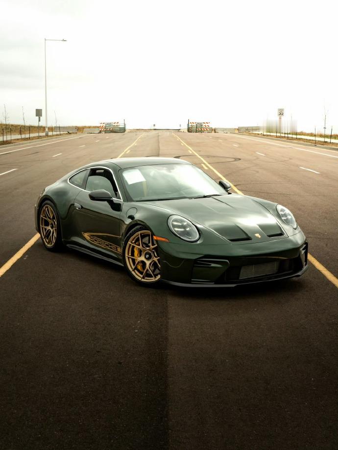 保时捷911GT3Touring，那简直是性能与优雅的完美融合。它不像一些