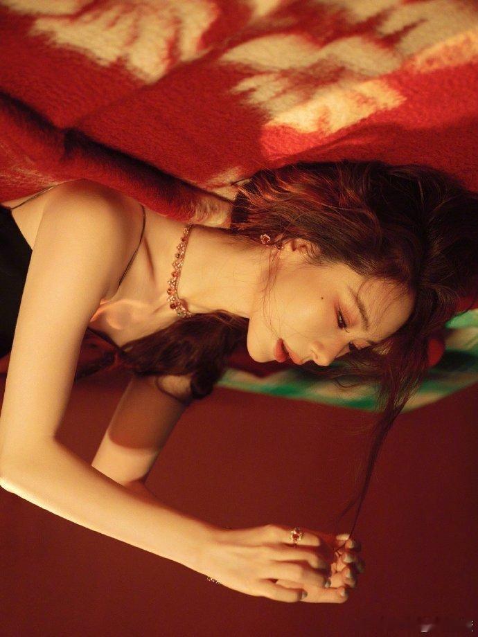 谁把戚薇搬我姥炕上了戚薇完全就是御姐来的，看到这样的波浪配上红裙完全是气场全开，