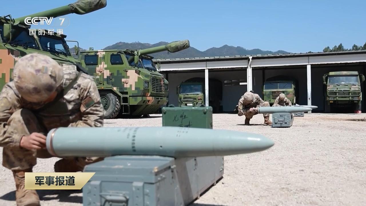 PCL-181型155毫米车载榴弹炮发射国产精确制导炮弹（图1）——PCL