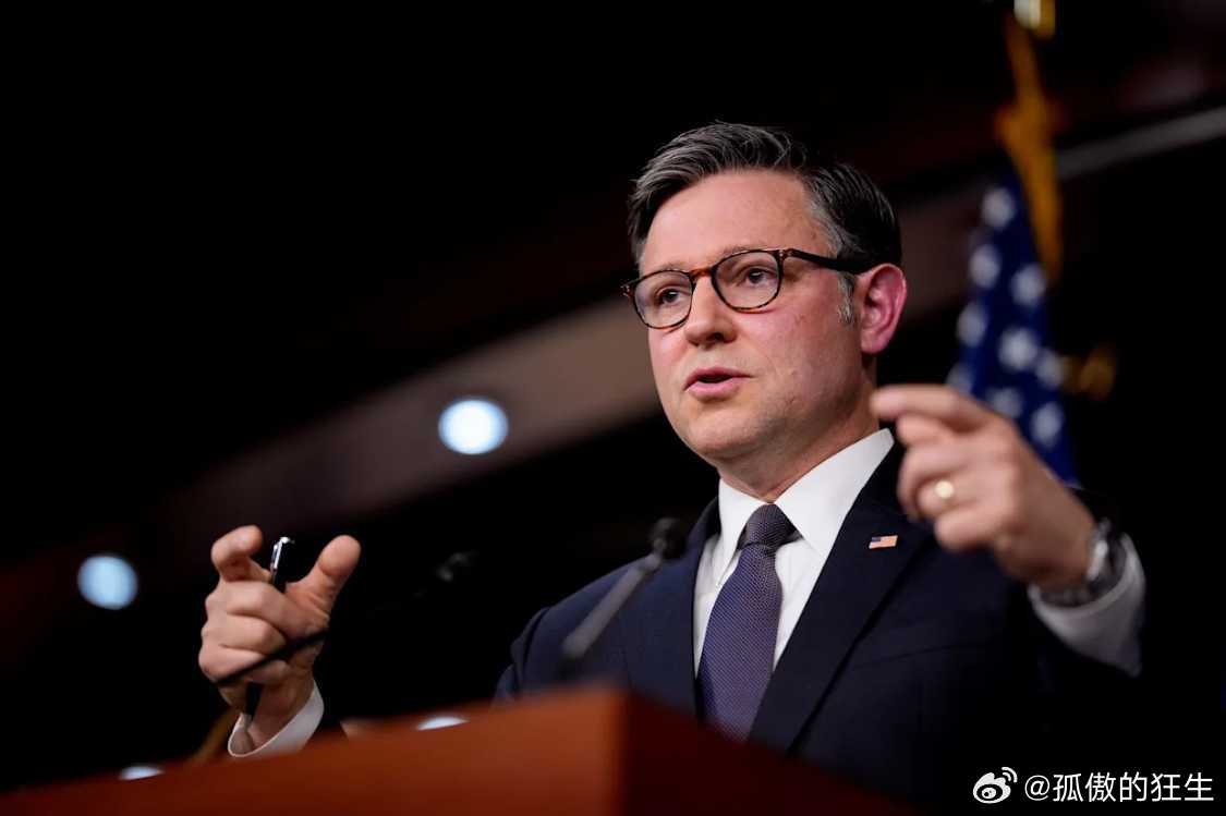 美国众议长迈克·约翰逊宣布，众议院将推进一项新法案，禁止国会议员、配偶和子女继续