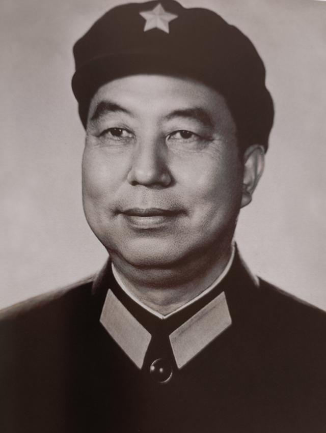 1977年华国锋召见开国上将张爱萍，说当年你在监狱中写的一首诗在我这里。张爱萍很