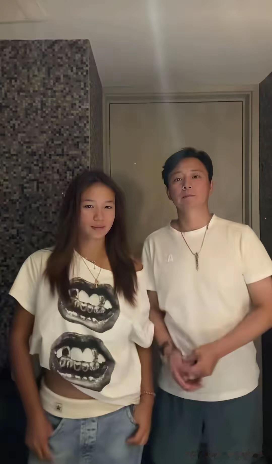 56岁刘奕君，在加拿大陪15岁女儿跳手势舞，直接把网友看乐了。
